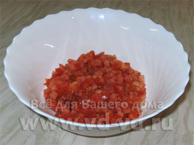 Салат «Итальянский» колбаса и помидоры