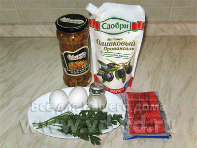 Ингредиенты для салата с грибами и крабовыми палочками