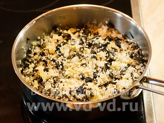 Рис и грибы в сковороде