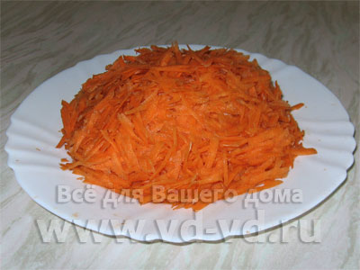 Морковка нашинкованная на тарелке