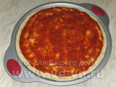 Тесто и соус на форме для запекания пиццы