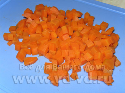 Отваренная морковь нарезанная кубиками