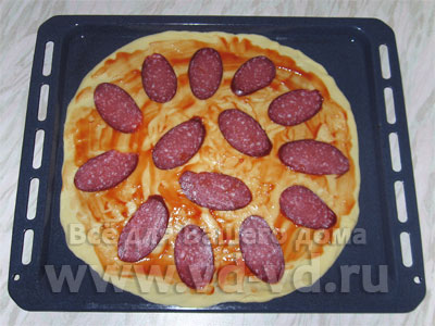 Пицца с колбасой и помидорами, выкладываем колбасу