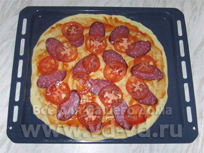 Пицца с колбасой и помидорами, выкладываем помидоры