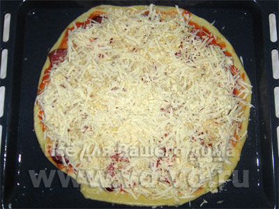 Пицца с колбасой и помидорами, посыпаем сыром
