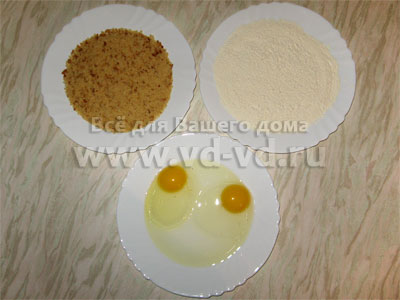 Шницель по-венски сухари, яйца и мука для обжаривания