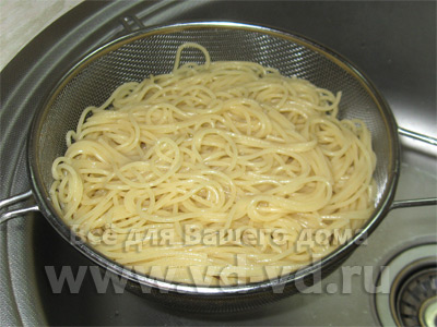 Как правильно варить спагетти, откинуть на дуршлаг