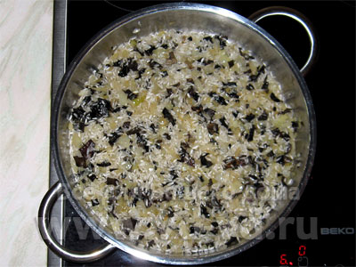Рис с луком и грибами