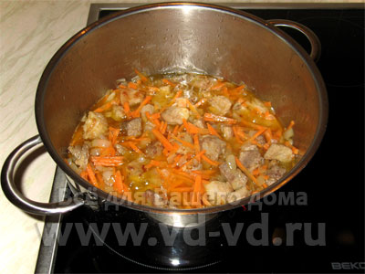 Рецепт приготовления узбекского плова, обжариваем морковь