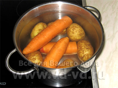 Отвариваем картошку и морковку