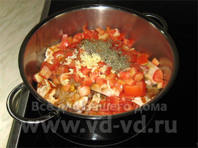 Обжаренная курица с луком, помидорами и специями
