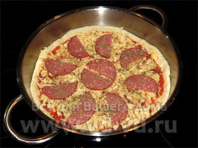 Пиццы с сыром, колбасой и специями, готова для выпекания