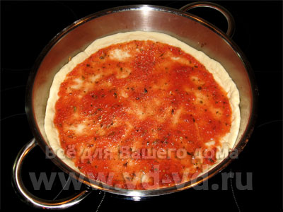 Томатный соус на тесте в пицце