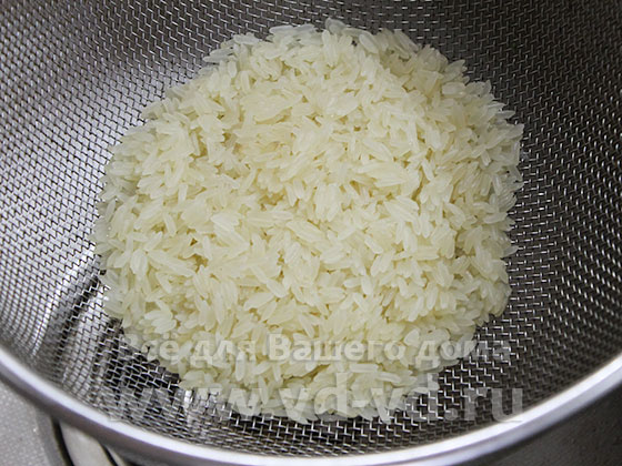Рис промытый на дуршлаге