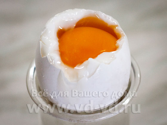 Что будет если переварить яйца. Яйцо сварено в мешочке у него. Яйцо всмятку мешочек обычное фото. Заварил яйцо а оно полу белое желток. Как сварить яйцо в мешочек чтобы желток был совсем жидким.