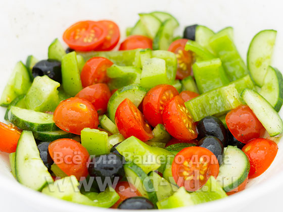 Заправленные овощи для греческого салата