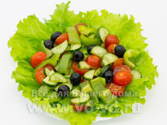 Выложенные овощи для салата