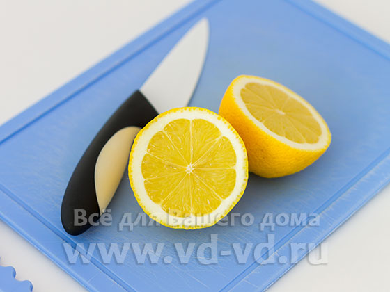 Лимон разрезан пополам