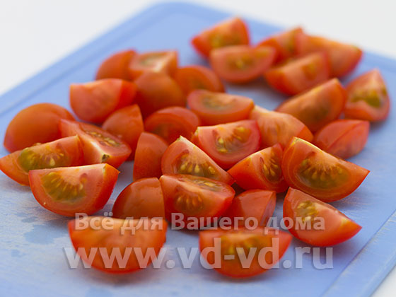 помидоры разрезанные на четыре части