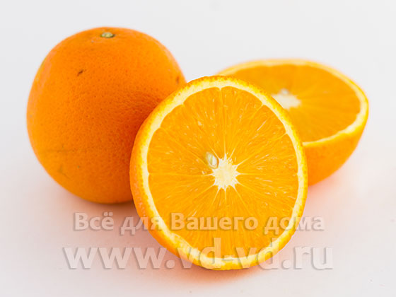 Апельсины нарезаны половинками